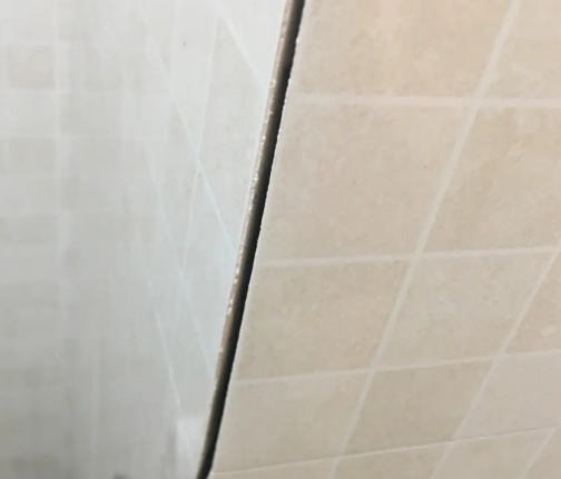 郊区瓷砖空鼓维修公司分享阳台瓷砖脱落的修复过程可以分为以下几个步骤