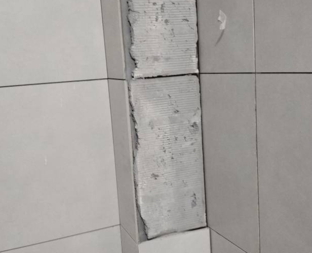 郊区瓷砖空鼓维修公司分享下瓷砖施工前基层浇水润湿程度不足，可能导致以下问题