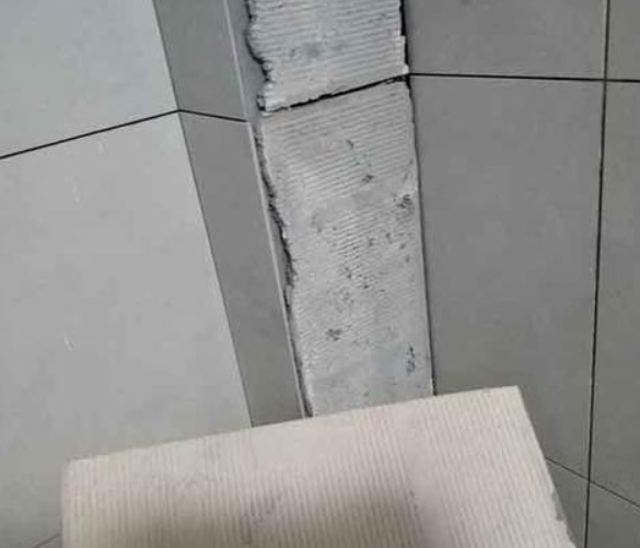 郊区瓷砖空鼓维修公司分享下厨房瓷砖脱落的补救措施。